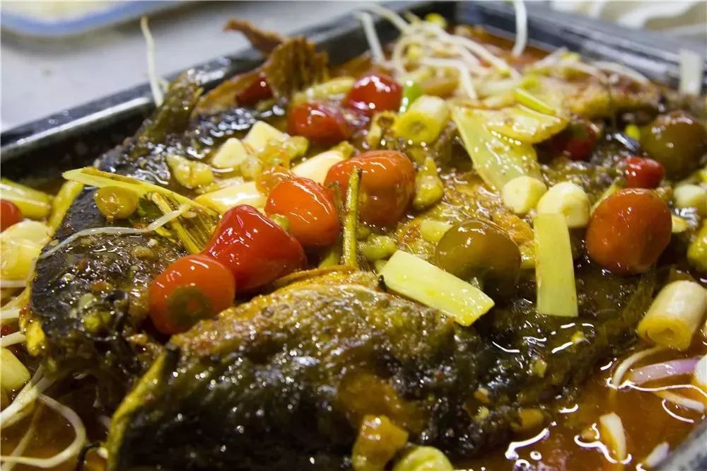 巴沙鱼采用香辣红椒和辛辣青椒椒经过爆炒后味道更清香拨开面上的青椒