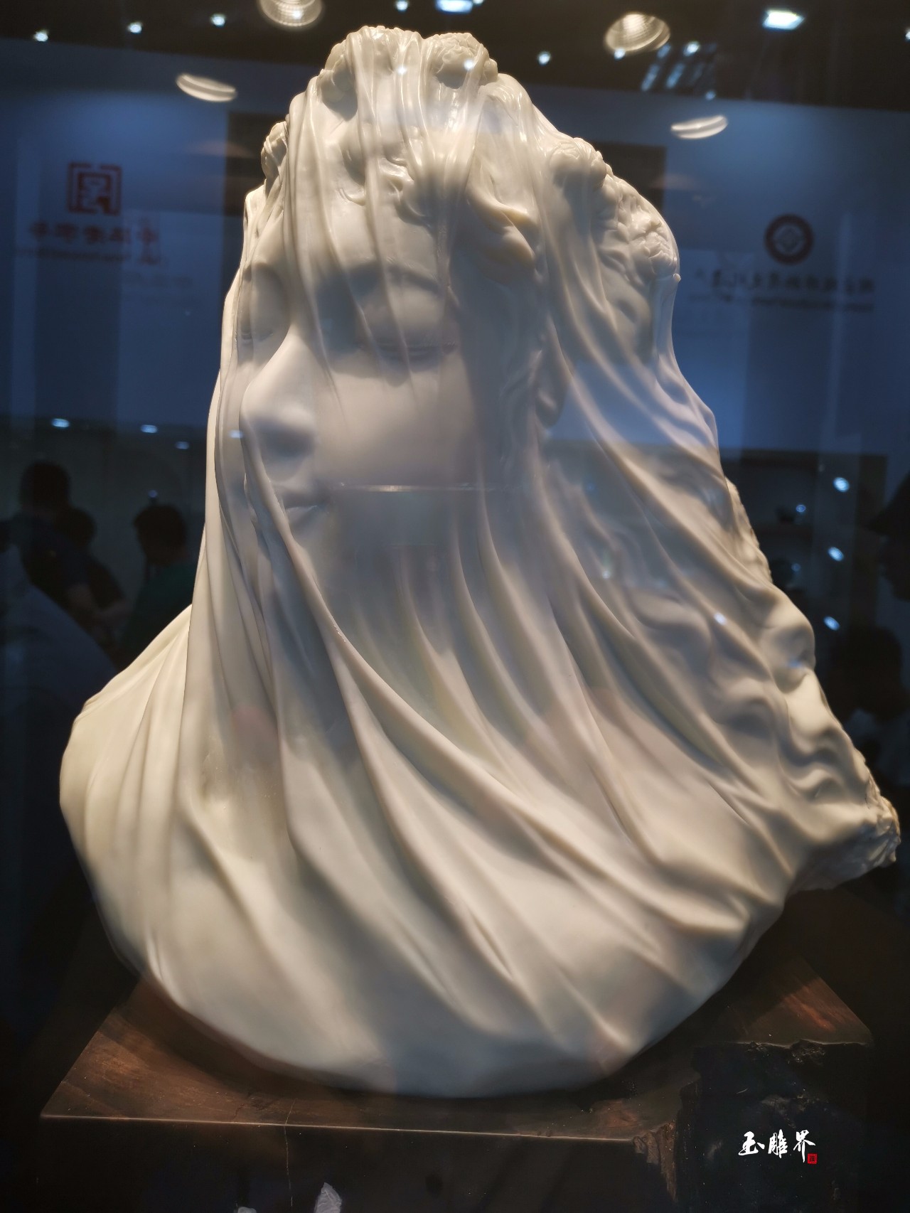 蒙着面纱的青田石雕这女子好美