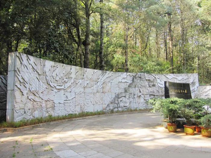 1980年,聂耳新墓在西山太华寺与三清阁间动工修建,同年5月13日聂耳旧