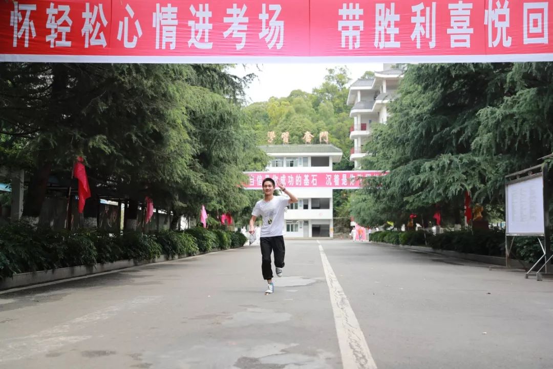 考点分别设在阆中中学和东风中学