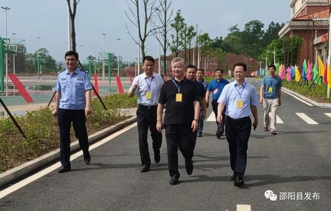 邵陽縣委書記蔣偉,縣委副書記,縣長袁玉華一行先後來到縣第一中學