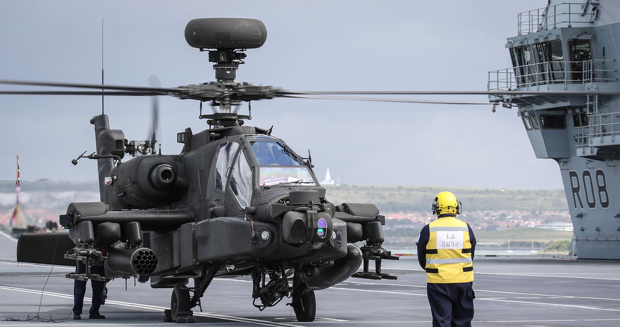 没有f35拿直升机凑数阿帕奇登上女王号航母