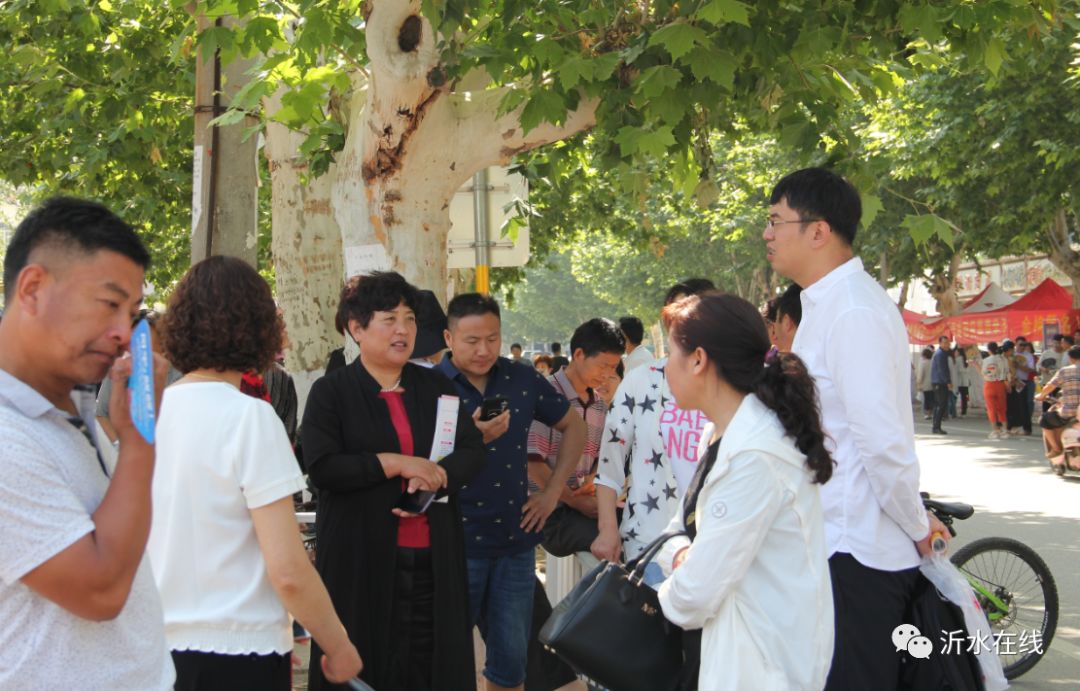 沂水一中门口这一幕,寄托了多少人的希望.