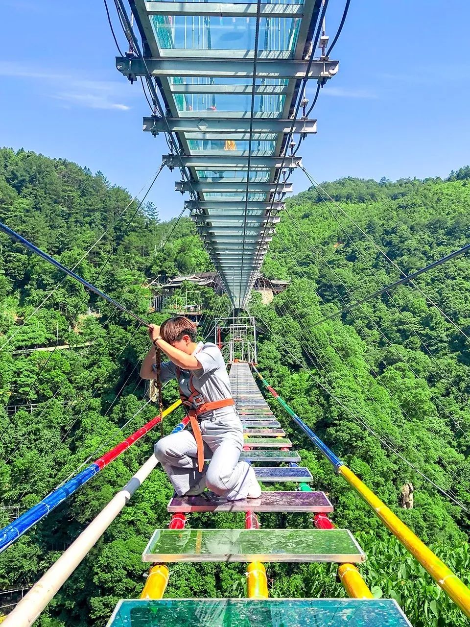 侠天下景区全国首创双层极限玻璃悬桥邀你来挑战