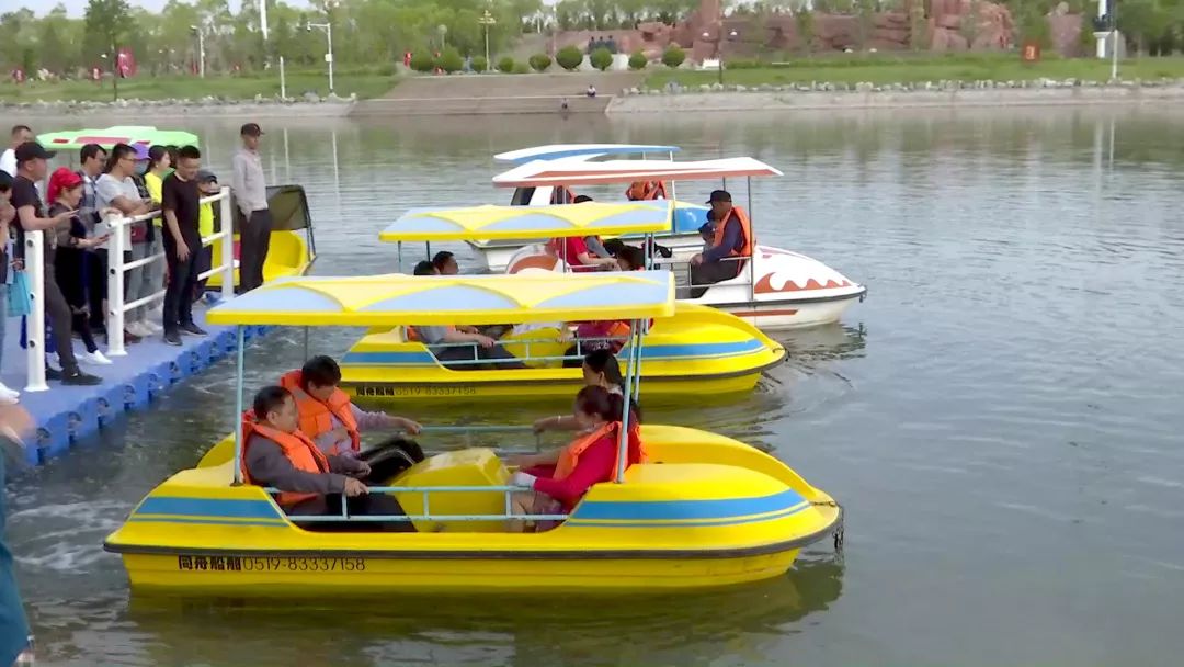 阿克塞县团结社区组织辖区群众在金山湖水上乐园举办庆端午划船比赛