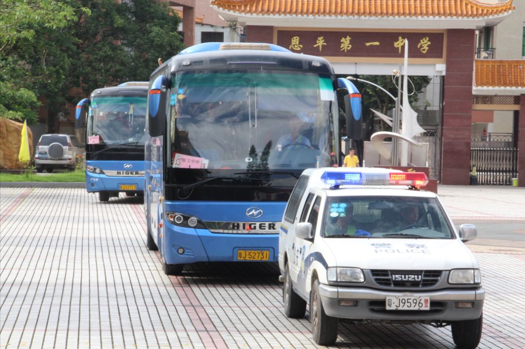 今日上午,鬱文中學高考學生在警車護送下乘坐大巴抵達恩平一中考場