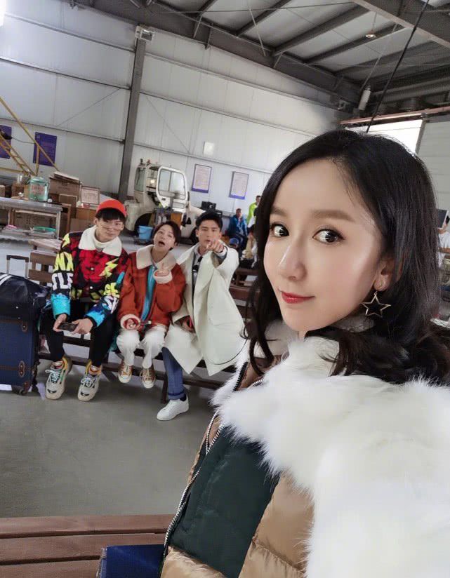 胡一菲和吕小布在爱情公寓5的片场合影