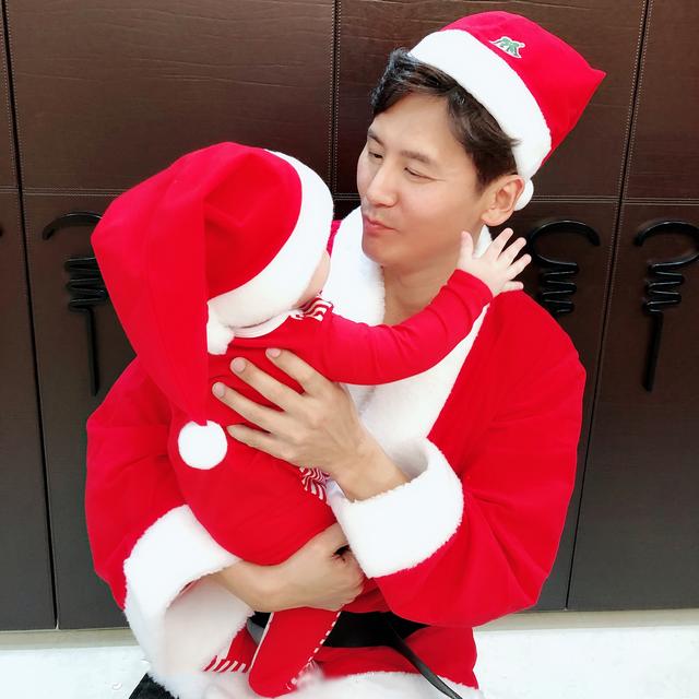 原创秋瓷炫婚后首晒照穿出乡村style裙子肥大似怀二胎有颜任性