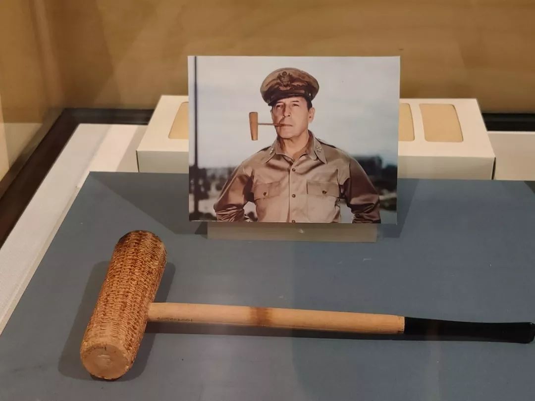 麦克阿瑟那个标志性的玉米烟斗.橱窗里是南北两方面的轻武器对比.