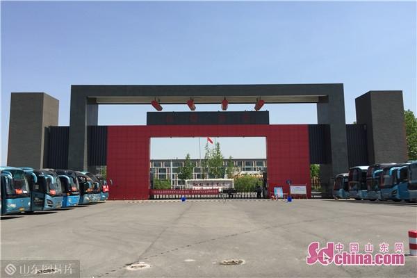 直击淄博中学高考现场 数十辆大巴车暖心护航