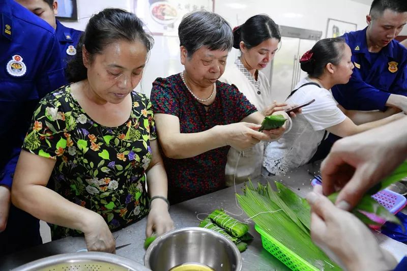 "粽"情端午|消防指战员和街坊邻居一起庆端午