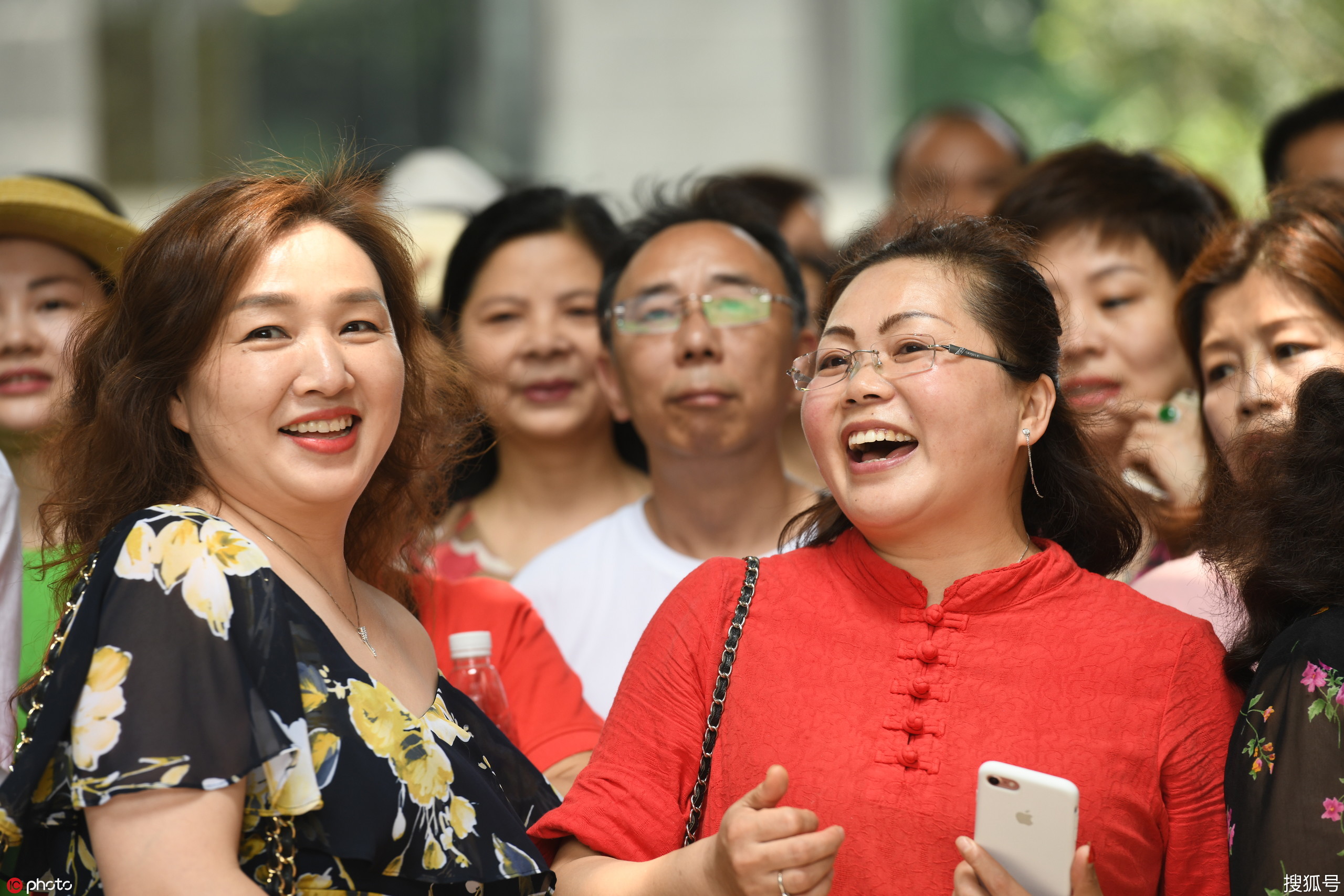 1/ 12 2019年6月7日,全国高考首日,在重庆沙坪坝区重庆一中考点,众多