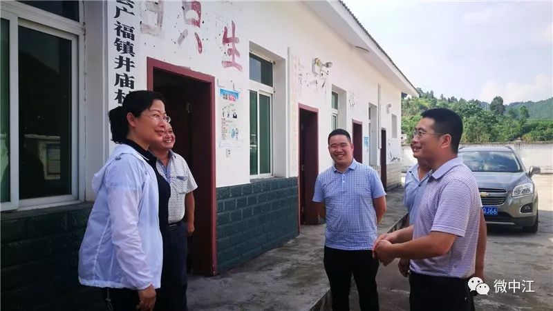 李霞到回龙柏树等乡镇调研脱贫攻坚产业发展等工作
