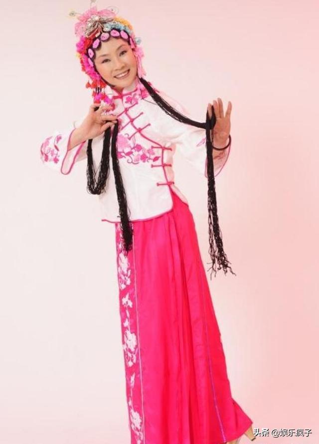 本山没把她带红,搭档潘长江上春晚大火,如今荣誉众多退居幕后_闫淑萍