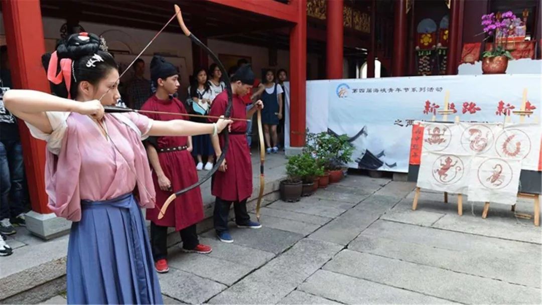 端午是龍圖騰祭祀說這一觀點由著名學者聞一多先生提出,他在《端午考