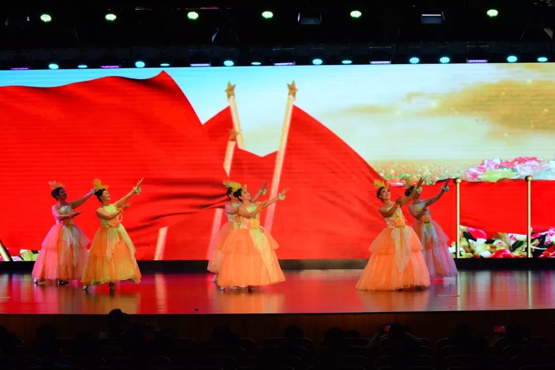 灯光与选手的表演交相辉映,深情表白了舞蹈系学员的爱国情怀