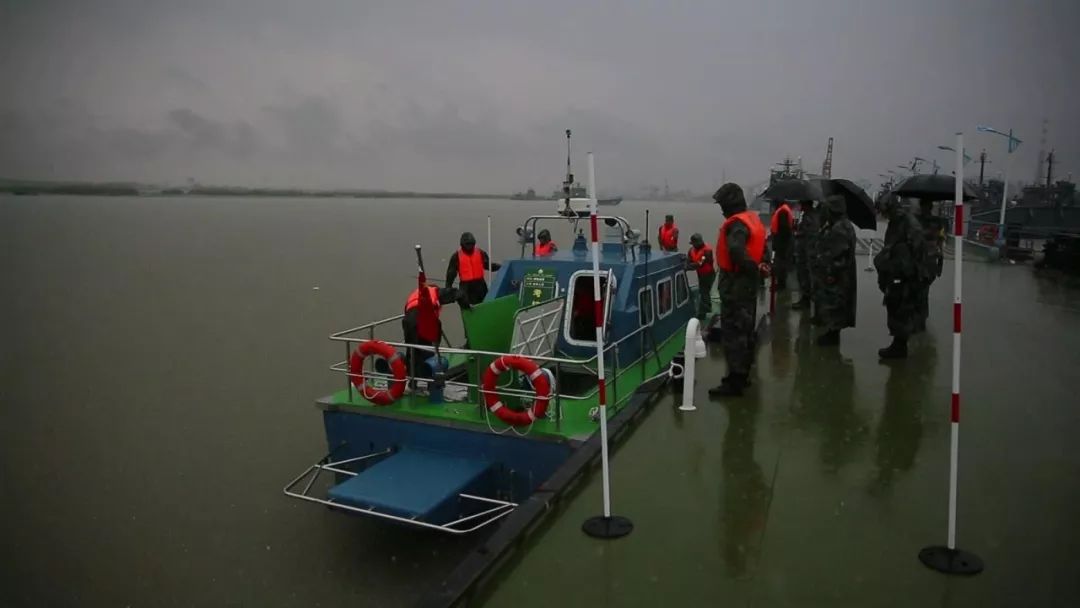 陆军组织边海防船艇部队比武竞赛