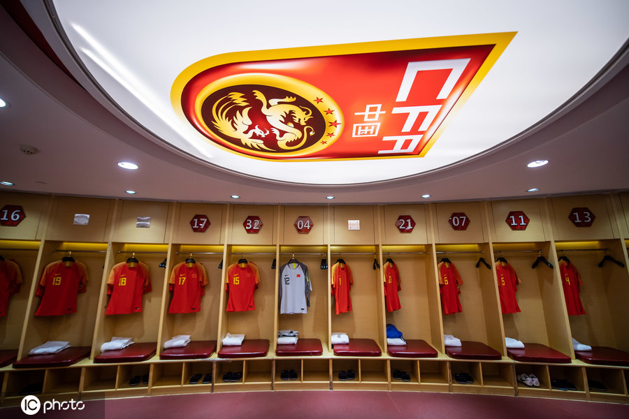 探秘中国男足更衣室布局整洁大气天花板巨大队徽亮眼
