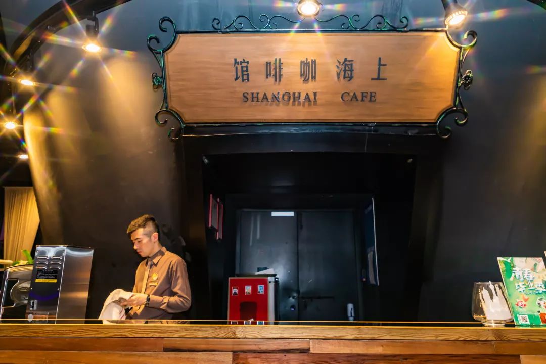 轰炸票圈来东方明珠塔穿回40年代老上海免费复古旗袍大秀上演