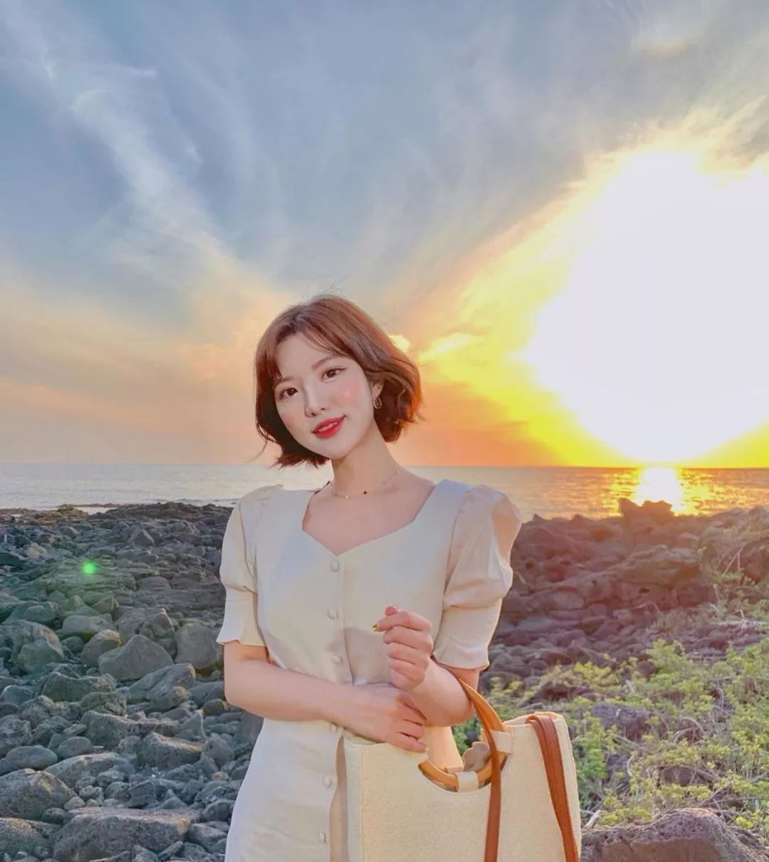 搭配空气刘海短发发型路肩上衣有点小性感脸型肉肉的女生剪短发可爱