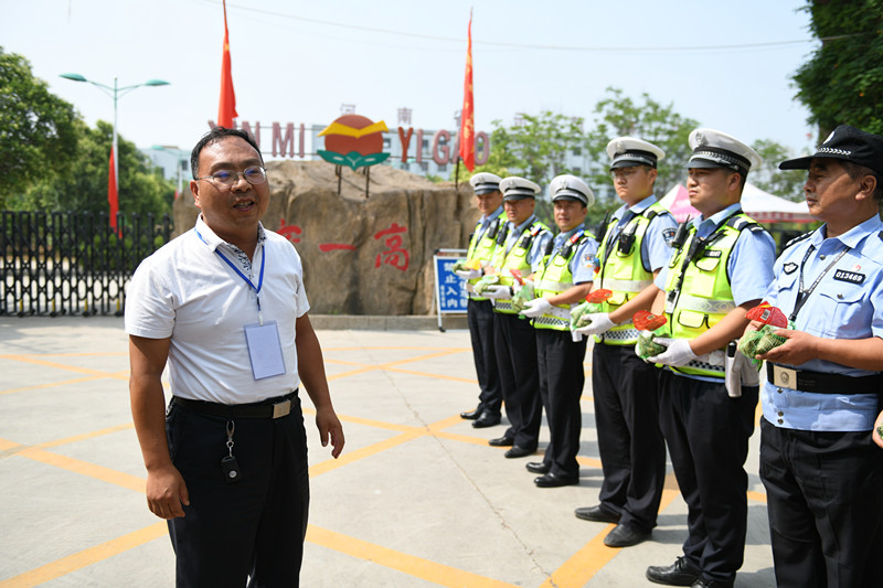 通讯员 申建中)6月7日上午10时许,新密市第一高级中学副校长冯正道