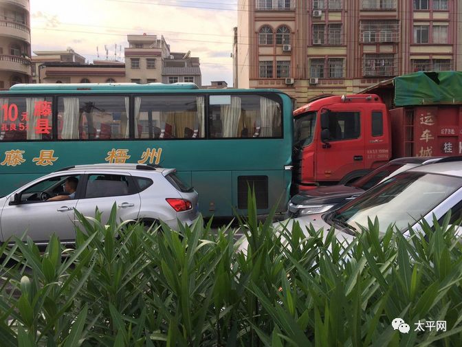 昨天泥头车吻上藤县至梧州班屁股