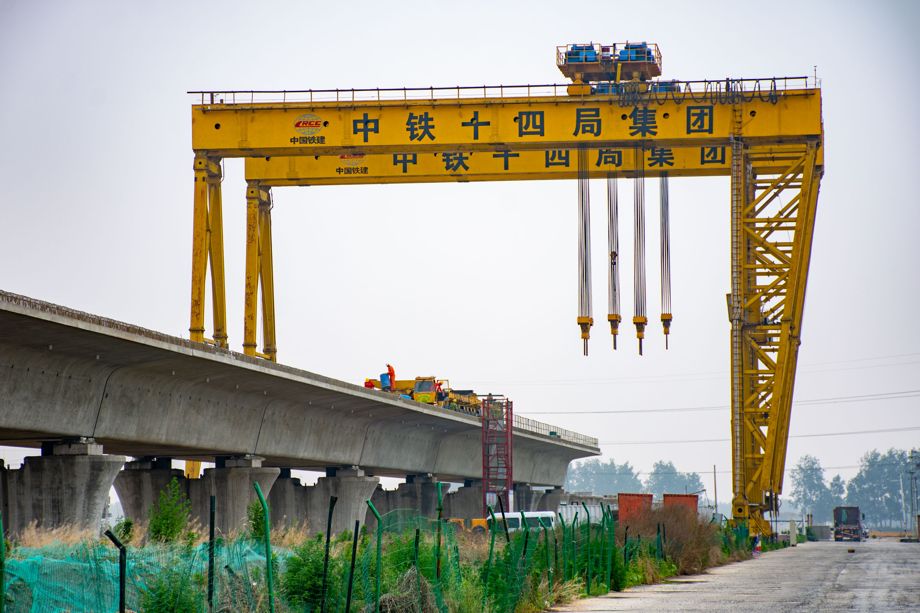 原创我国高铁八百吨级箱梁它长三十一米宽十二米空心却铺设轻松