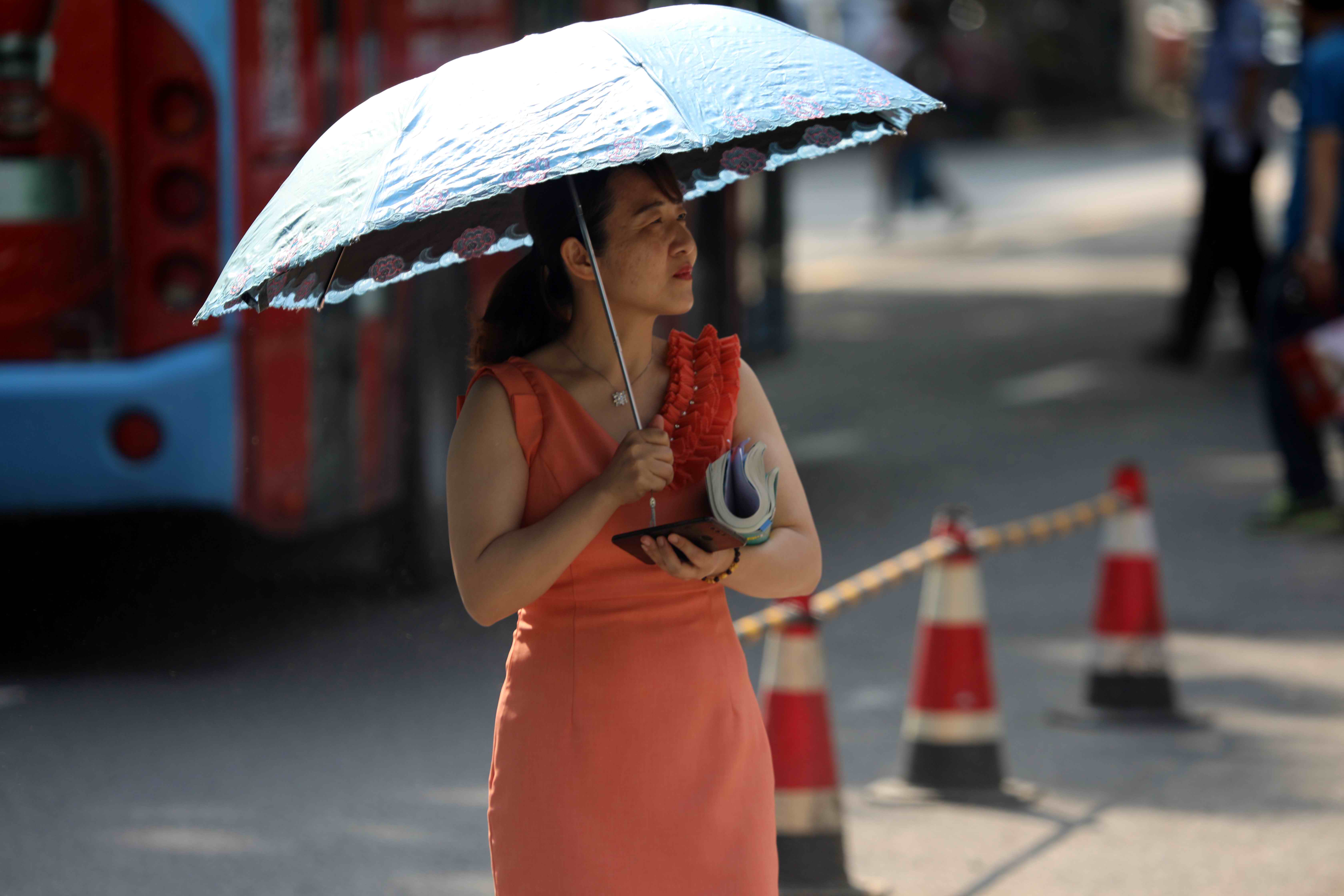 原创安徽芜湖:高考端午开考,考场外不少爱心护考人有妈妈穿旗袍