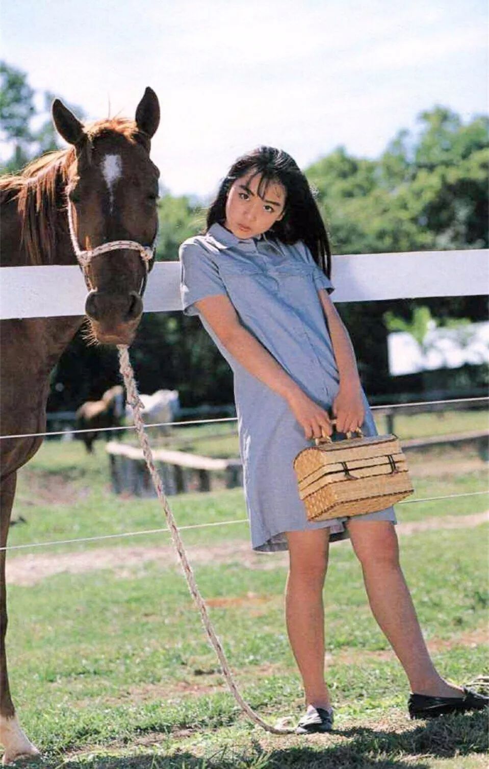 若杉宪司 拍摄一帧帧定格了 90 年代美少女的形象是最经典的日本写真