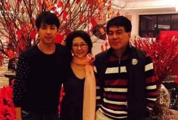 原创65岁朱时茂全家福曝光儿子帅气颜值好高妻子温婉气质温柔