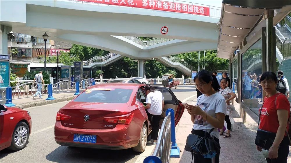 高考第一天的安岳,现场简直太壮观了!免费叫车电话在这里