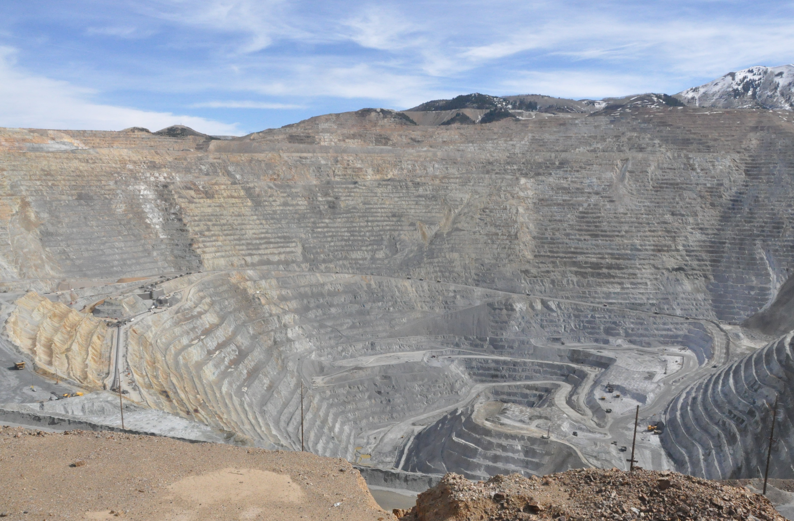 67全球最大露天矿井:堪比4个摩纳哥,黄金产量超189国黄金储备