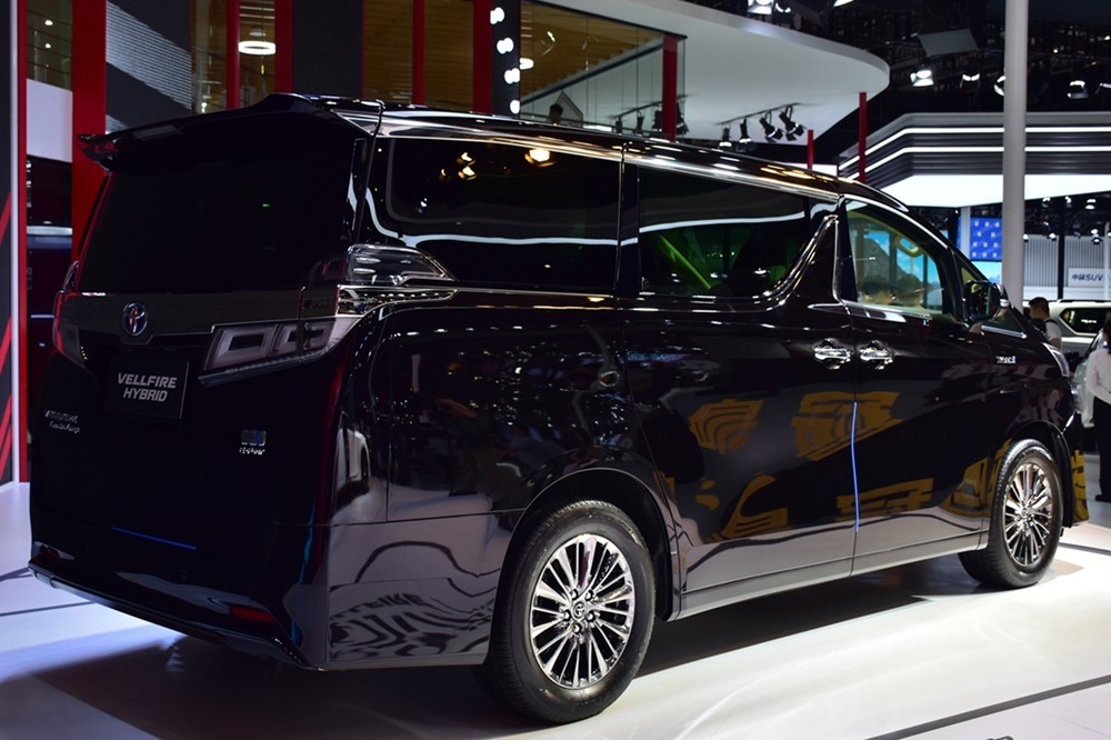 实拍丰田威尔法:落地价一百多万比奔驰s级还贵 且有钱买不到车?