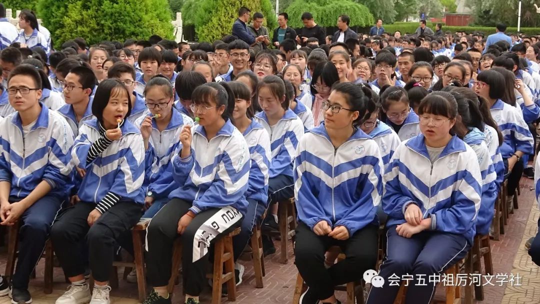 会宁五中好多老师和学生走上了领奖台
