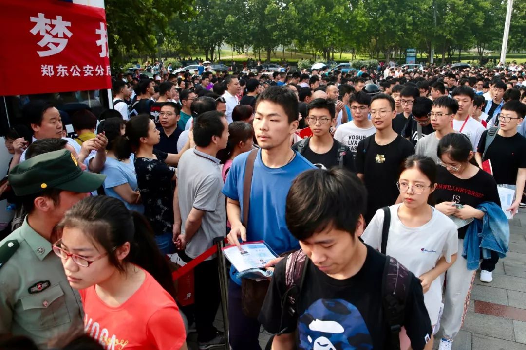 来了河南2019高考作文题你会怎么写实拍高考首日现场