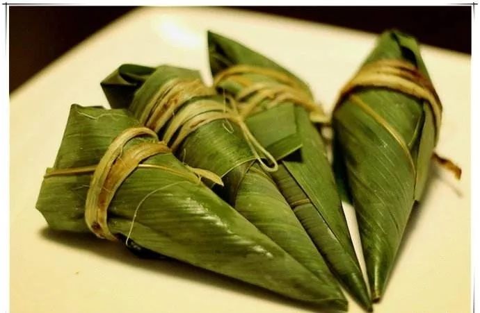 芦苇叶箬竹叶大而宽,可编竹笠,又可用来包粽子.