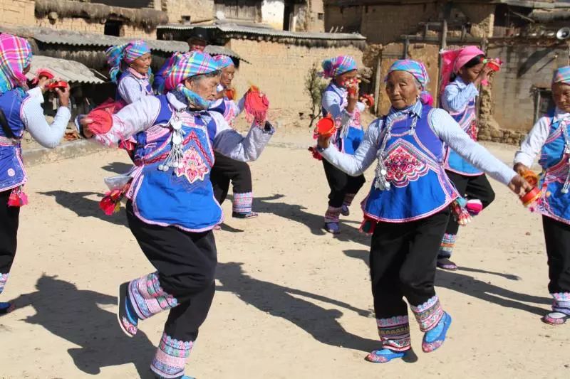 石屏牛街镇尼腊村老年民间艺人跳烟盒舞彝族烟盒舞,是彝族(尼苏颇)