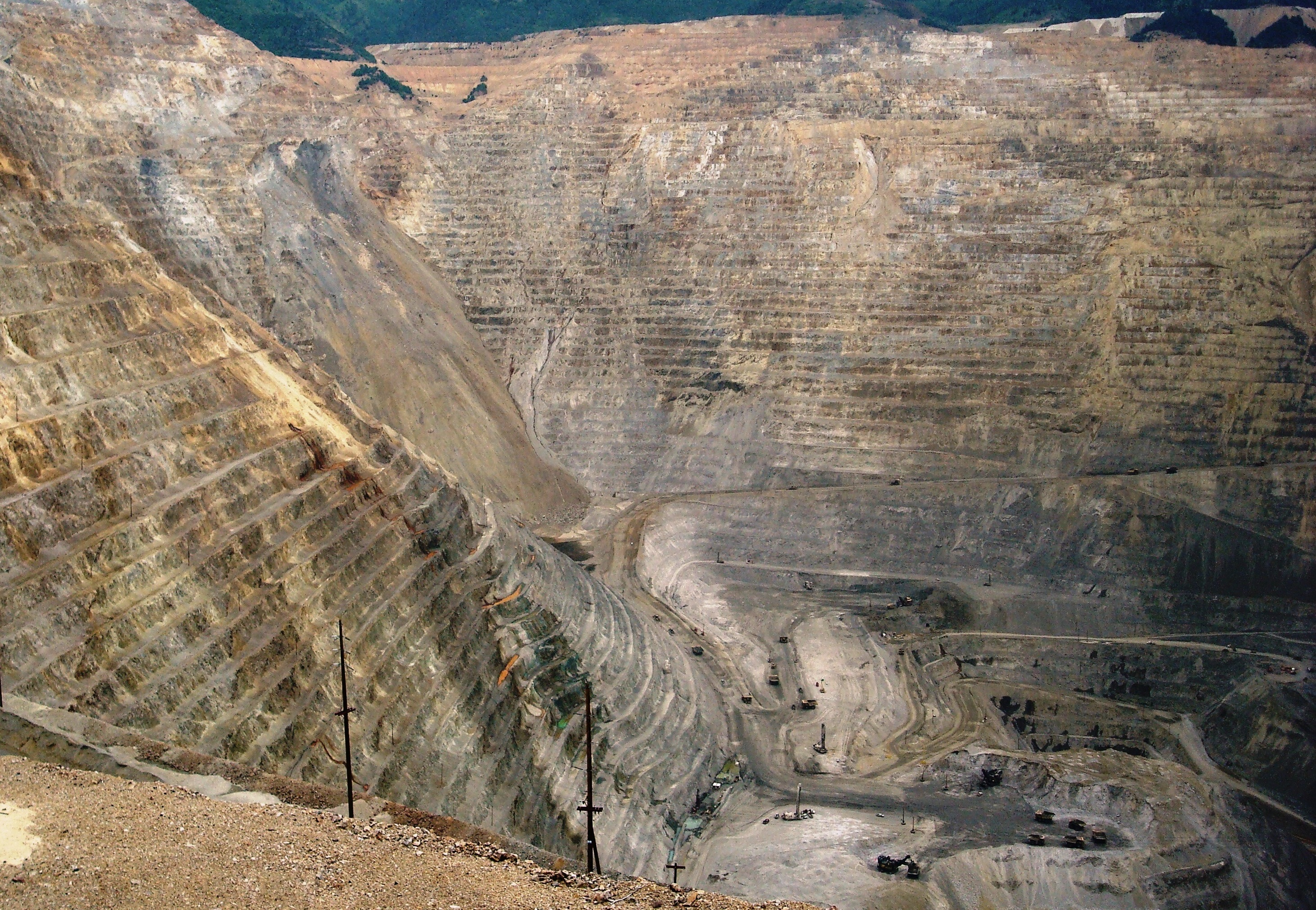 67全球最大露天矿井堪比4个摩纳哥黄金产量超189国黄金储备