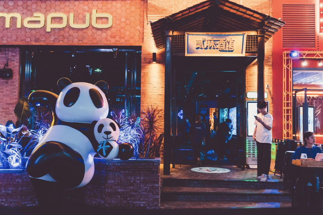 连续三年占据成都酒吧热门榜第一名的「贰麻酒馆」登陆广州珠江新城后