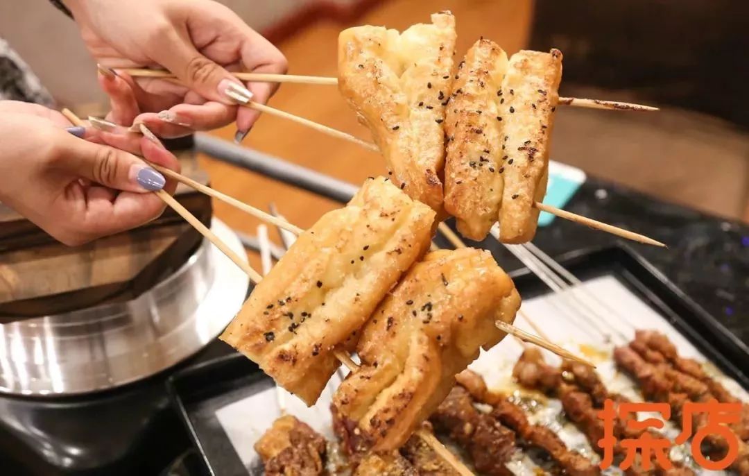 羊肉串更是肉嫩多汁,还有烤菜卷和烤小油条等你来尝,绝对都是你想不到