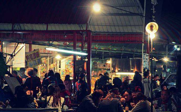 80年代末精明的个体户们自发地形成了夜市