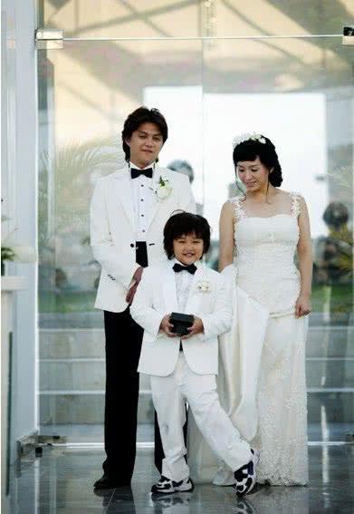 除此之外,黄敏的妻子是是知名实力派演员朴海美,她在得知丈夫发生交通