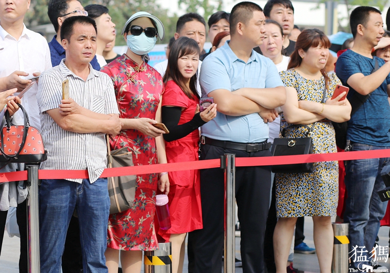考生母亲身穿旗袍为孩子加油:祝你们"旗开得胜"_高考