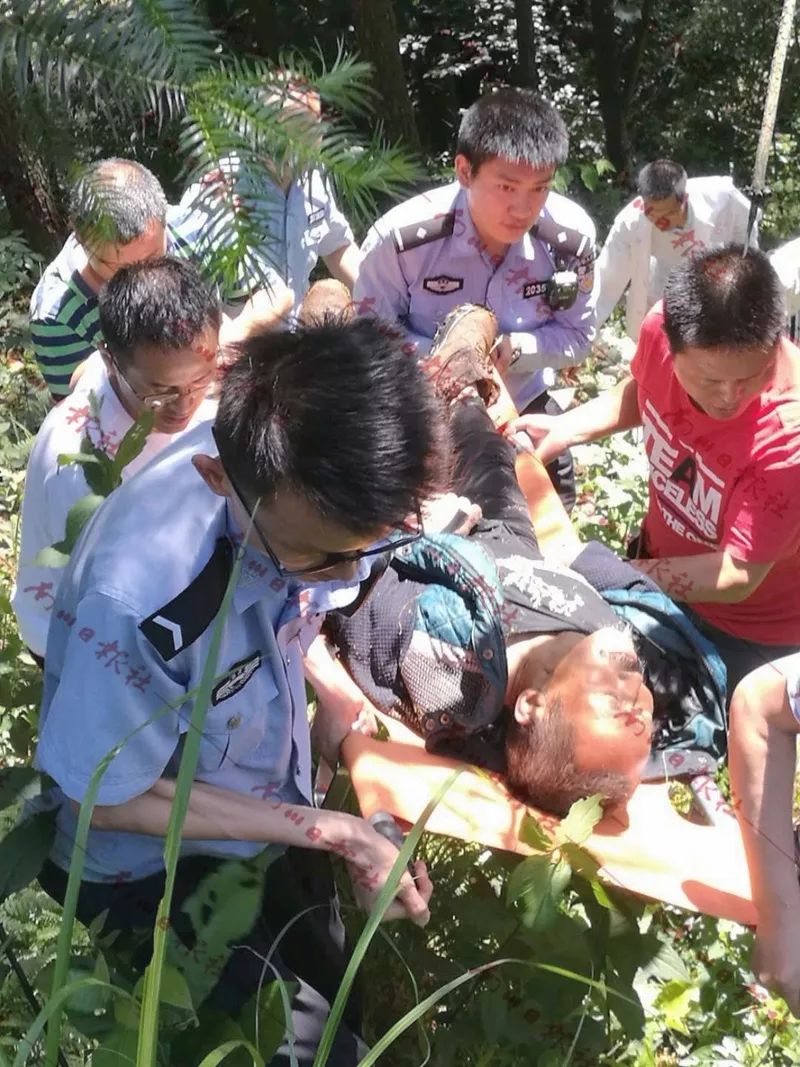 落水老人不知道泡在水里多久了,水面以下的皮肤已经泛白,如果不是警察