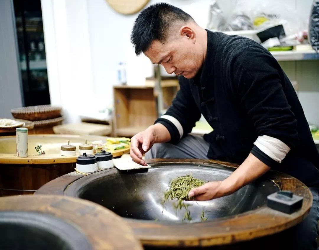 唐小军的茶园就在这里.每年春天正是最忙碌的时刻,茶农们的