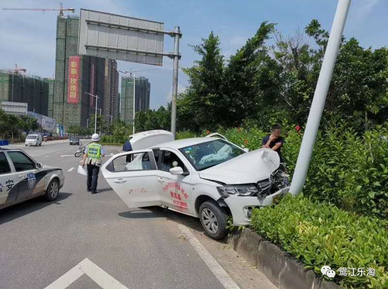 梧州教练车突然撞向路灯安全气囊都弹出一人受伤