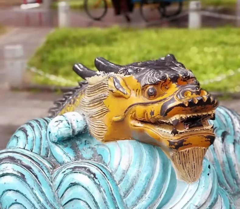 过了鳌头神兽,走出了国子监而尤显意犹未尽的闵分学子们又坐上了大巴