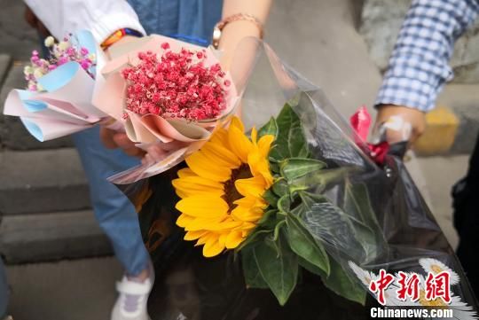 甘肃21万余名考生参加高考 志愿者捧鲜花温馨"暖场"