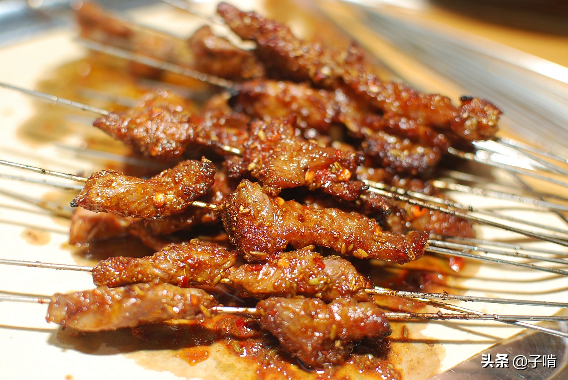 1元的烤串俩人花了60元,越肥越香可惜的是不让喝酒,光吃肉也美