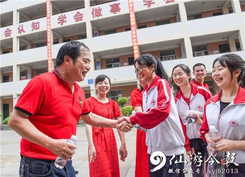 打勾助考,虎蛋陪考…直击仙游高考首日,这些画面真的很暖心!
